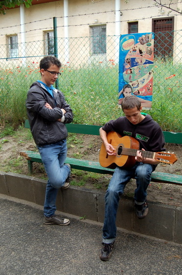 043 C a gitárt próbálja Tomi éneklésre készül