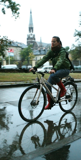 Eső ellen bringázással