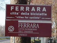 Bringás telefonfülke vár az olasz biciklimekkában