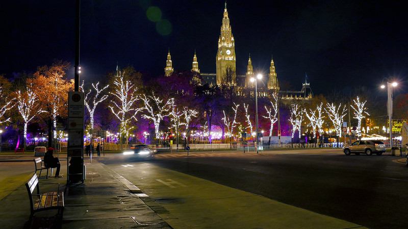 Bécs - Wiener christkindlmarkt az utcs felől