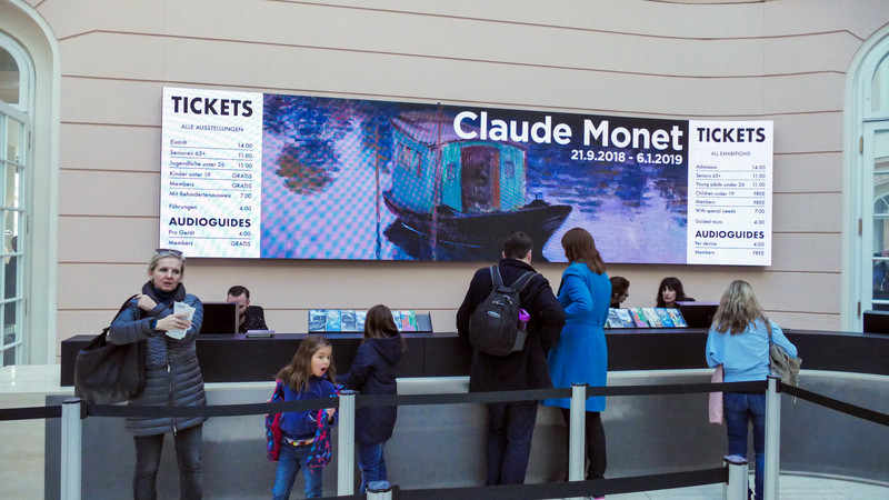Bécs Albertina - Monet kiállítás bejárat