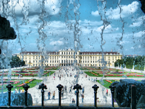 Kapafej: A schönbrunni kastély a vízesés mögül