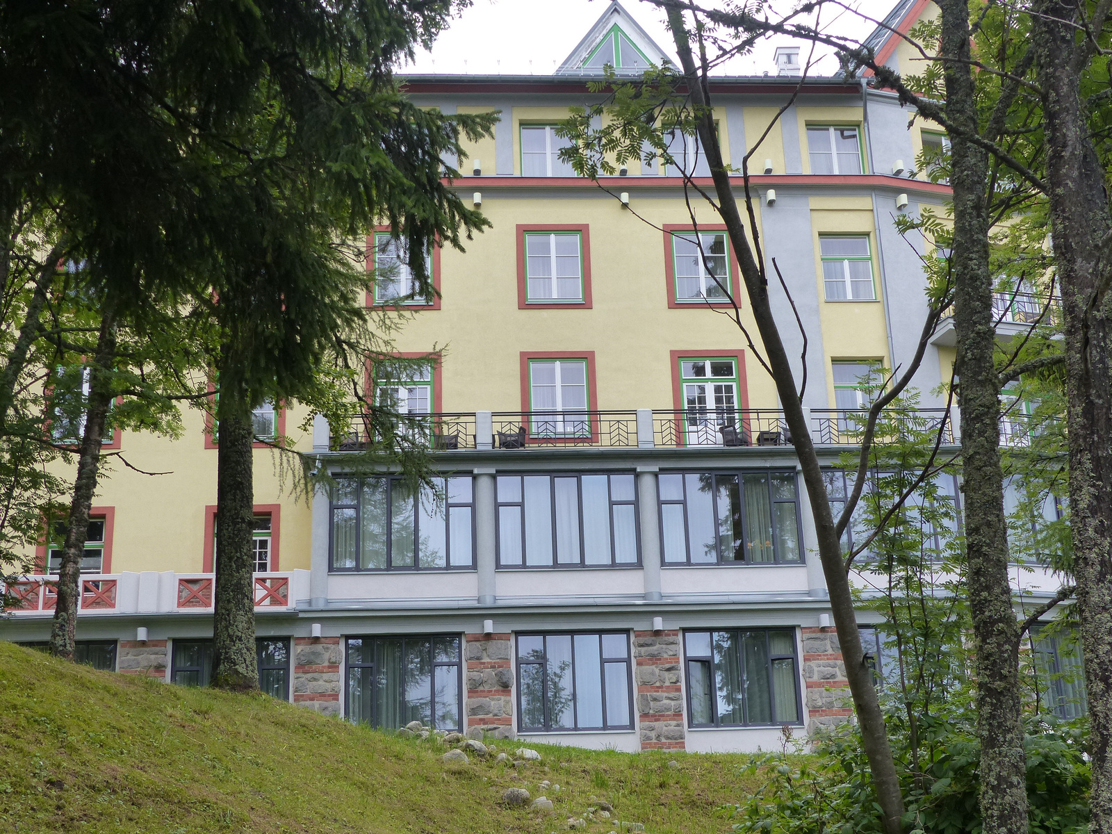 Csorbató (Štrbské Pleso), Grand Hotel Kempinski High Tatras, Sz