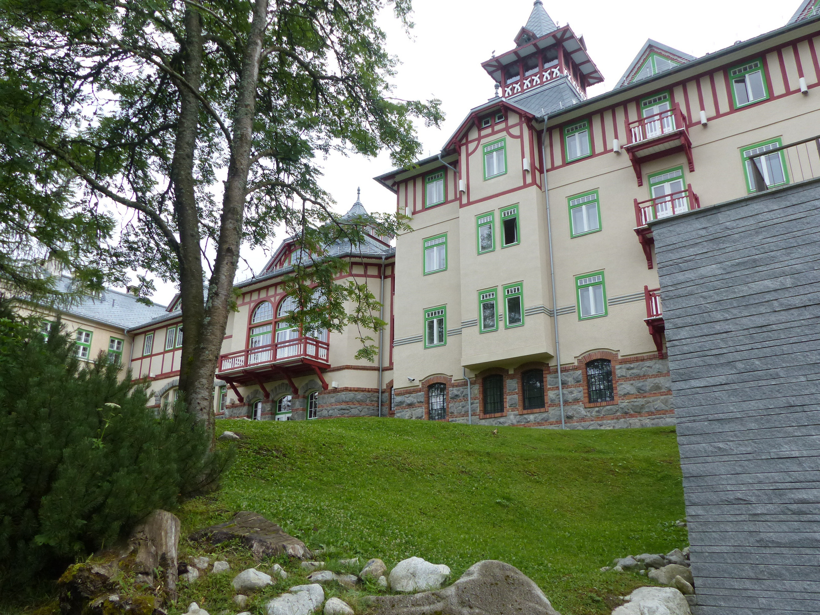 Csorbató (Štrbské Pleso), Grand Hotel Kempinski High Tatras, Sz