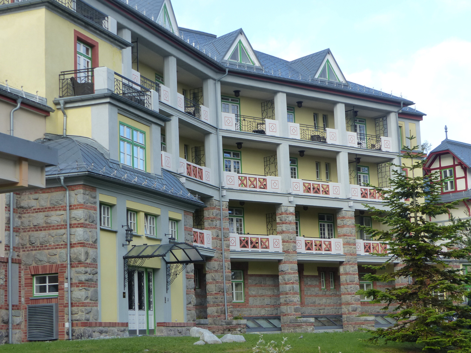 Csorbató (Štrbské Pleso), Grand Hotel Kempinski High Tatras, Sz