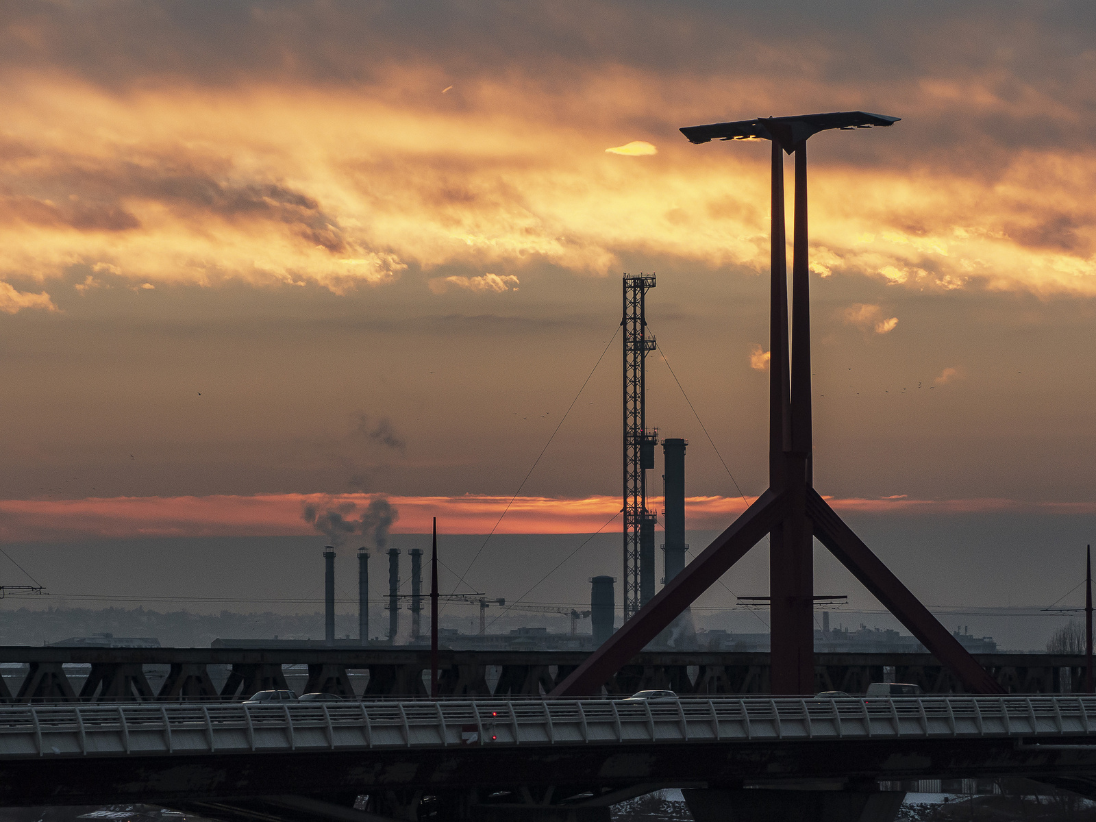 Lágymányosi híd háttárben a Budafoki Erőmű kéményei