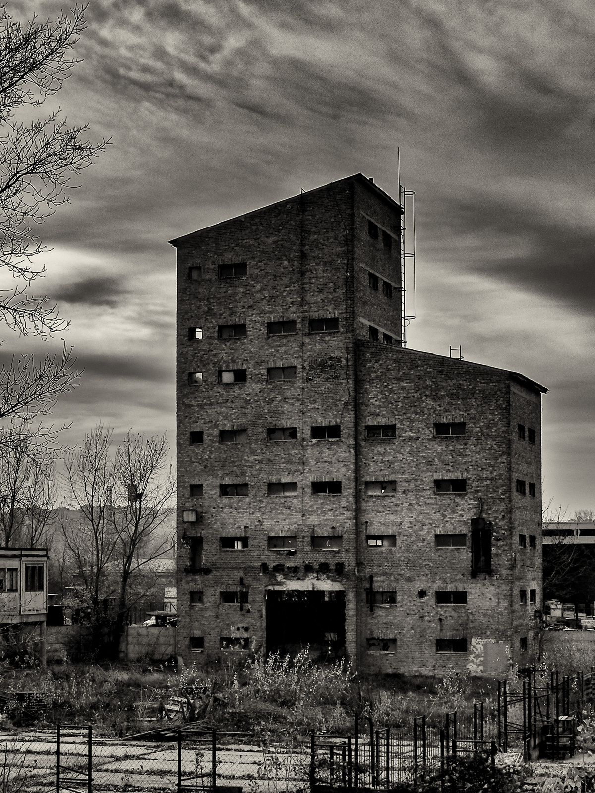 Elhagyatott gyárépület a Duna parton,valahol a XI.kerületben
