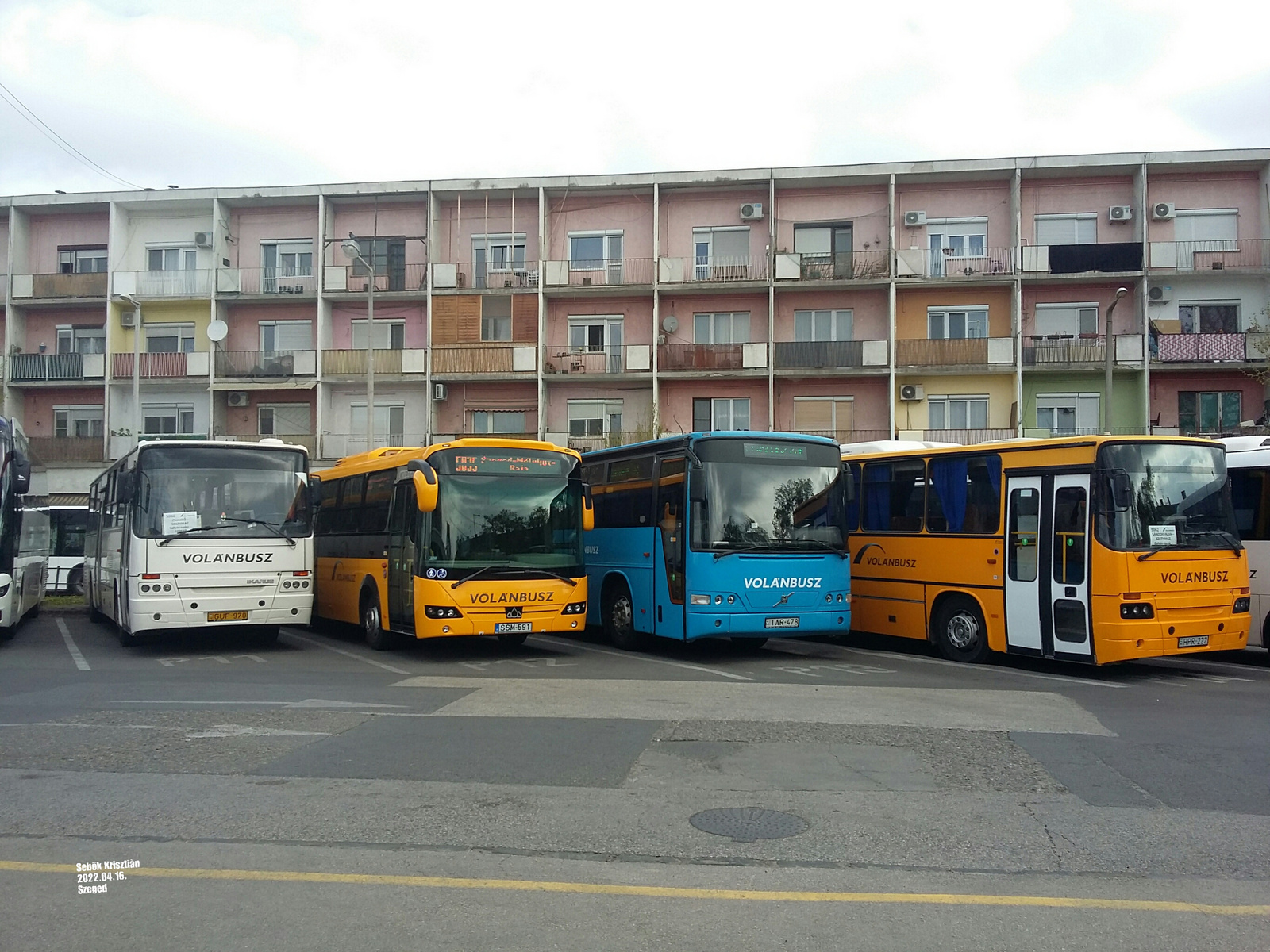 Csoportkép a Mars térről. Ikarus C56.42 GUF-970 Szeged — Szatyma