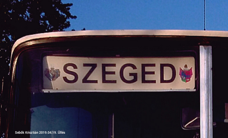 DUD-957 táblája, Szeged és Üllés címerévél.