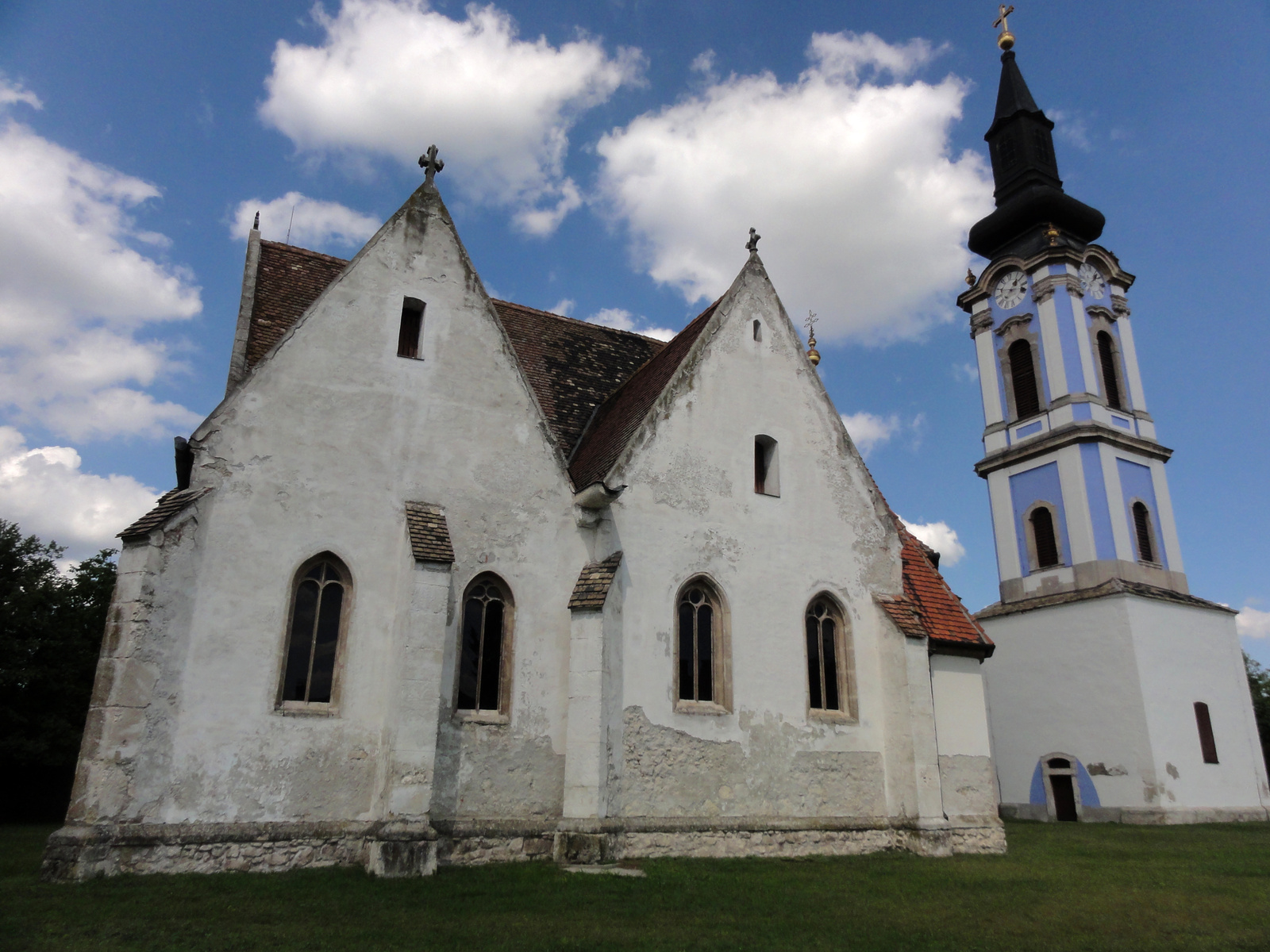 Szerb templom és a különálló harangtorony..