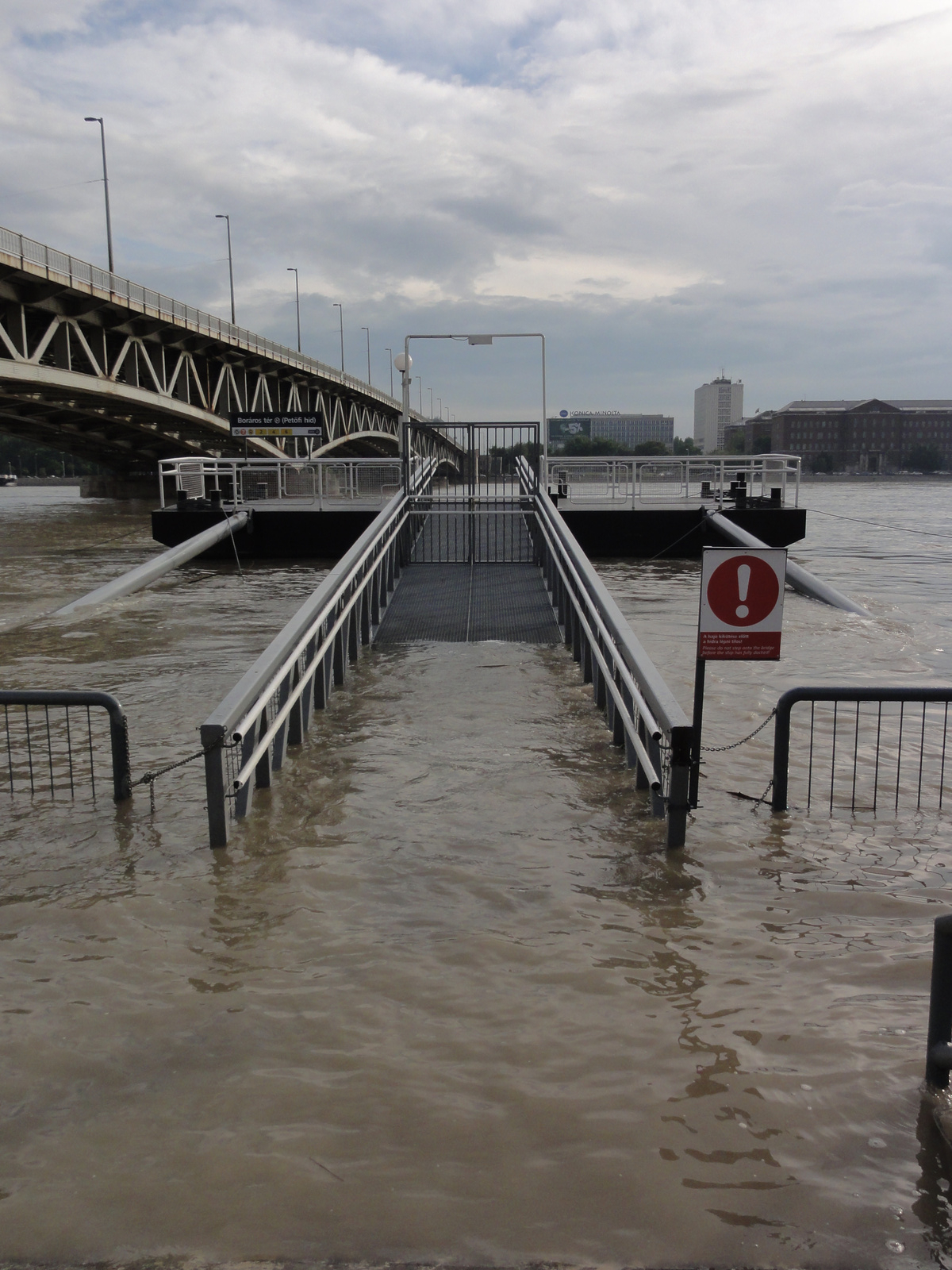2013 árvíz, BKK hajókikötő.