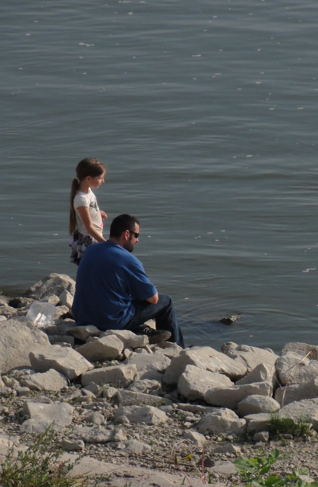 Apa és lánya a Dunánál.