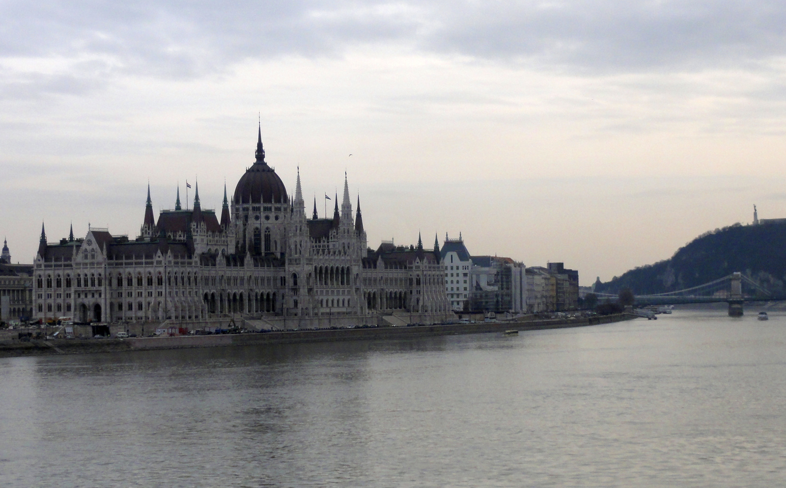 Parlament a hídról nézve.