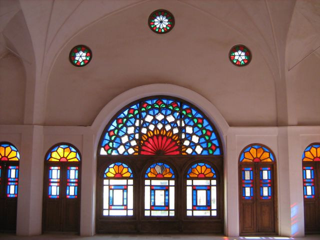Kashan - Díszes ólomüveg ablak a Tabatabei-házban
