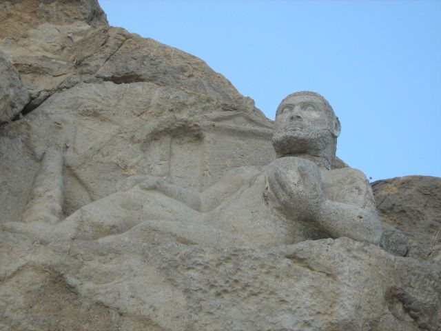 Bisotun - Herkules sziklából kifaragott szobra