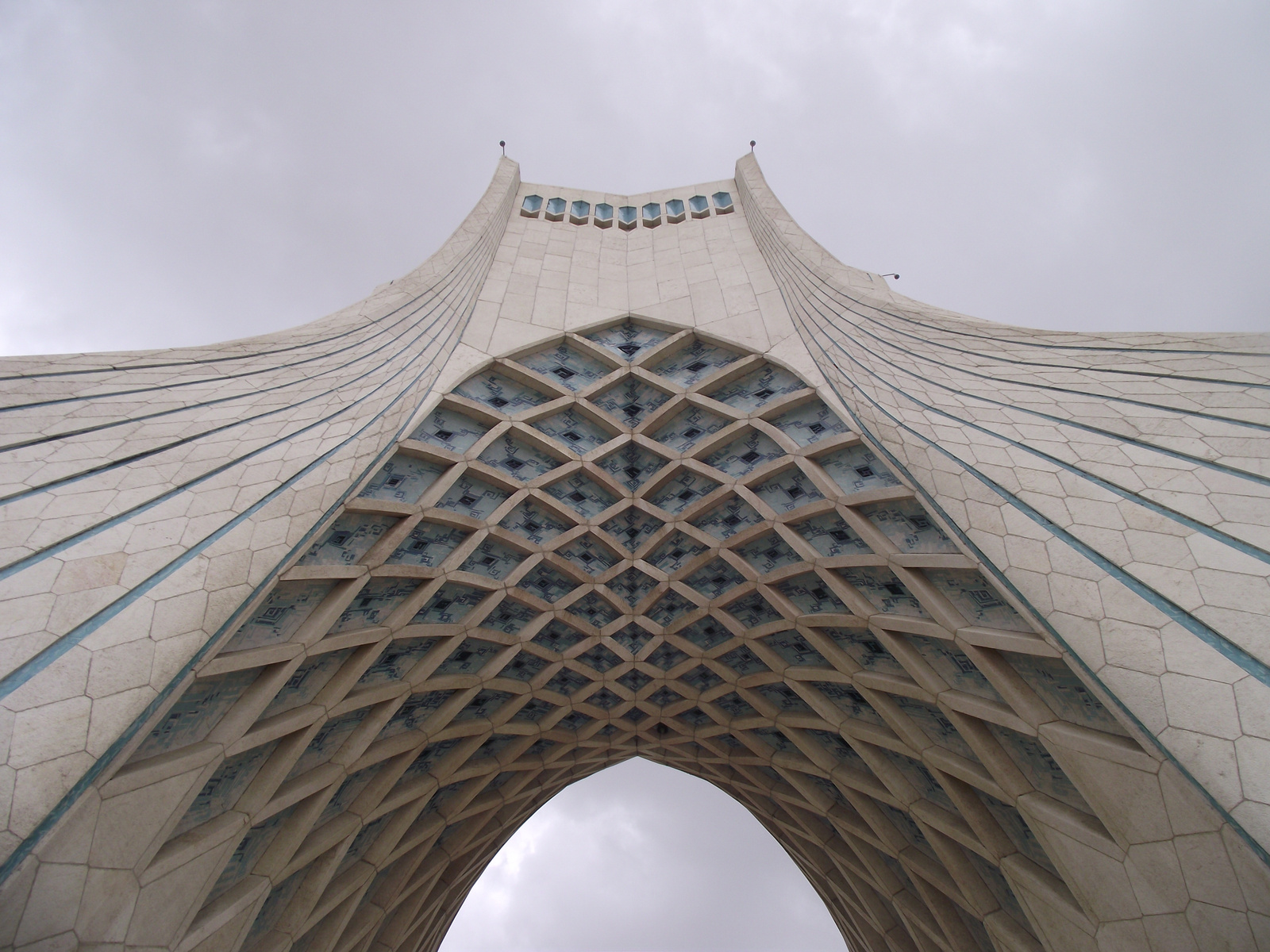 Teherán - Az Azadi-torony fél-alulnézetből