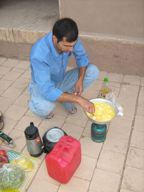 Mehdi reggelit készít a karavánszerájban