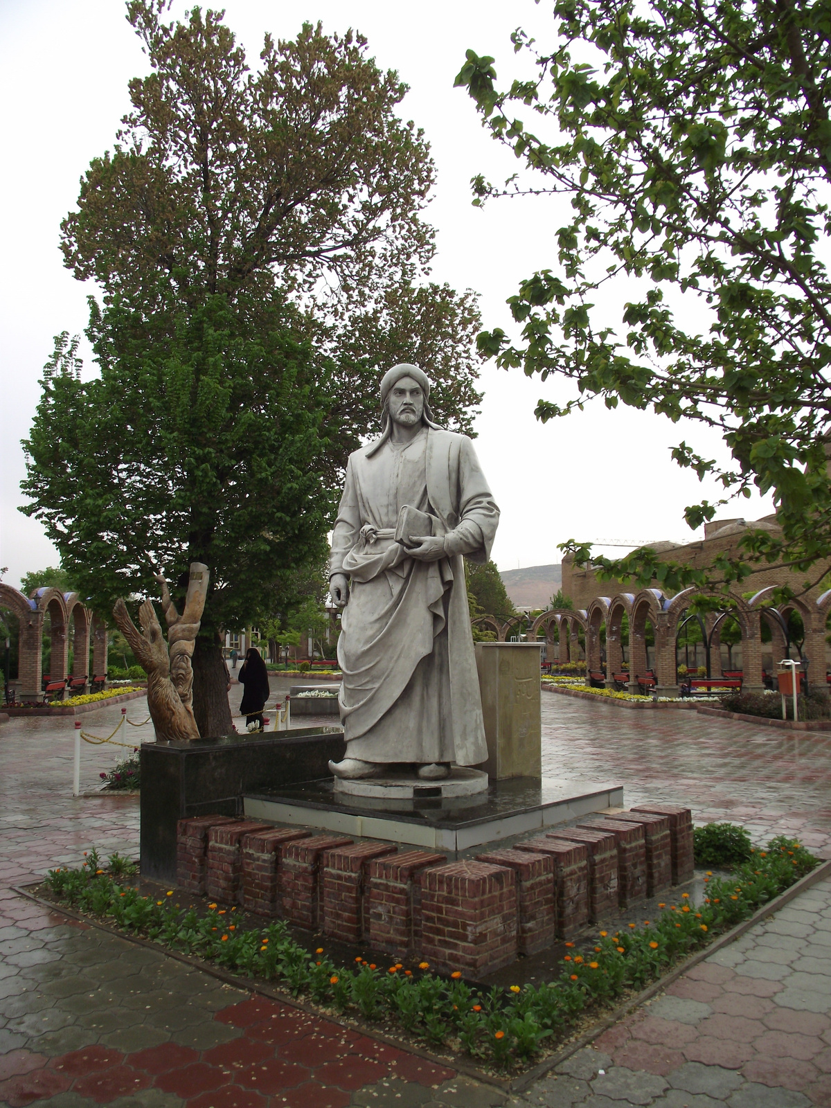 Tabriz - Khaqani, a költő szobra a Kék mecsetnél
