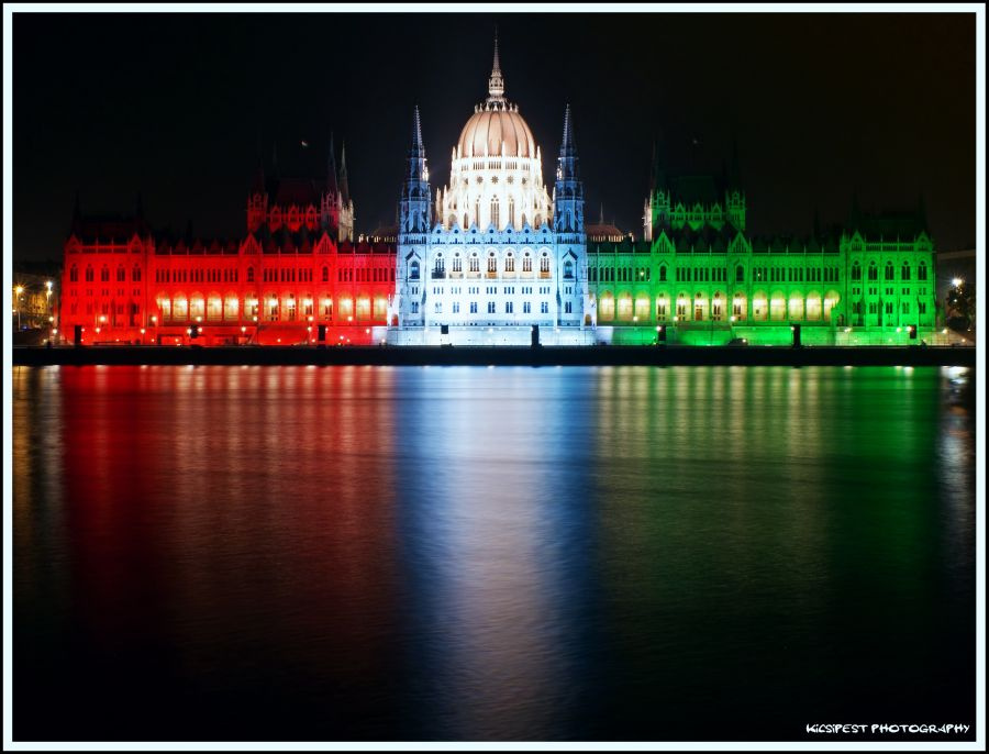 Parlament nemzeti színekben