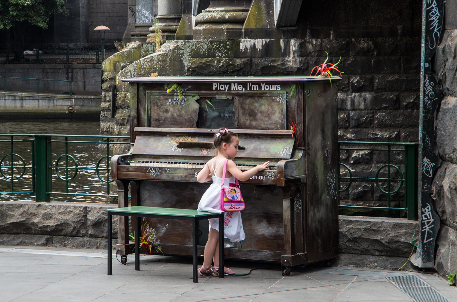 Kislány a zongoránál