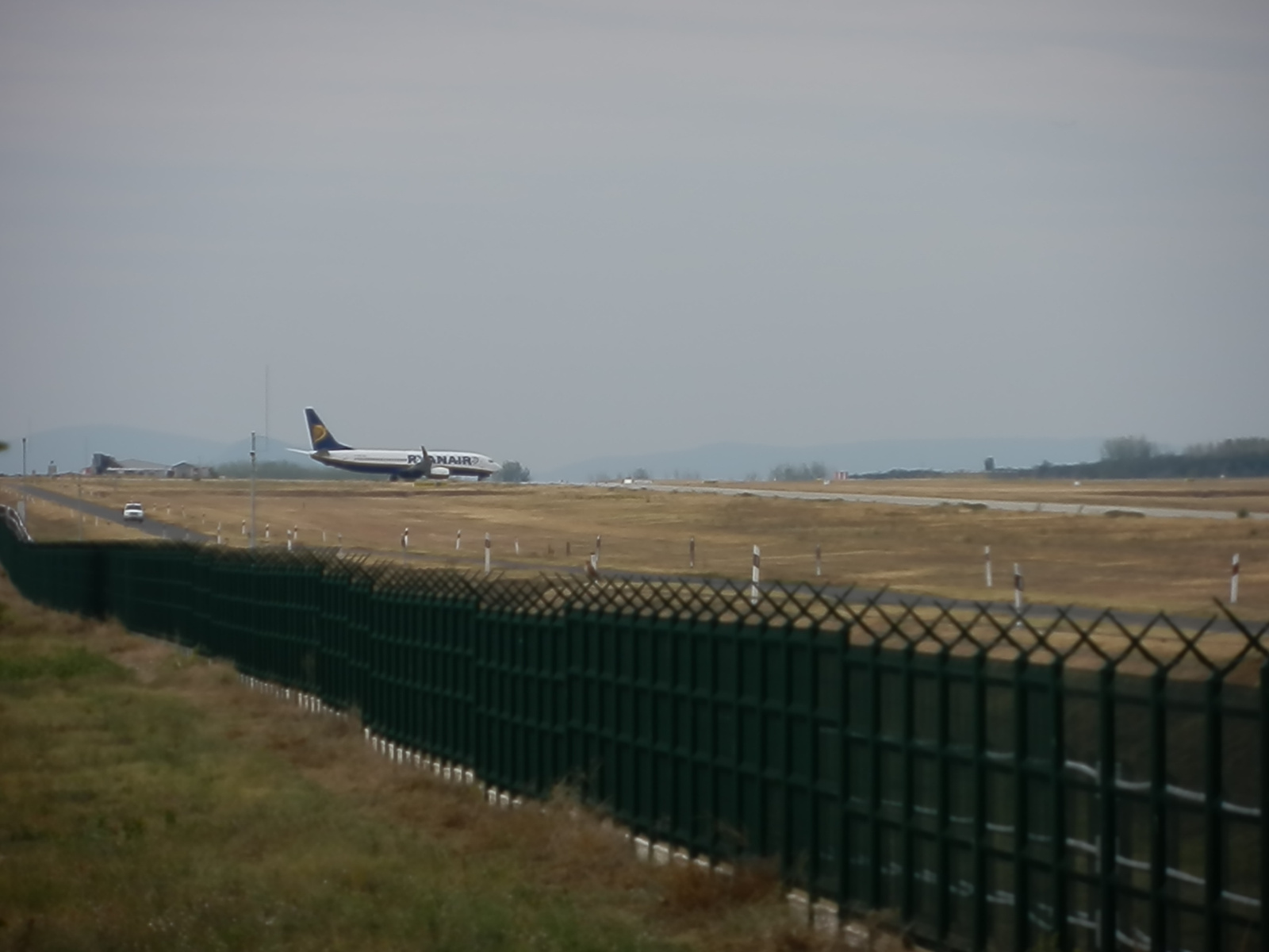 repülőtér: a távolban egy Boeing 737-tel
