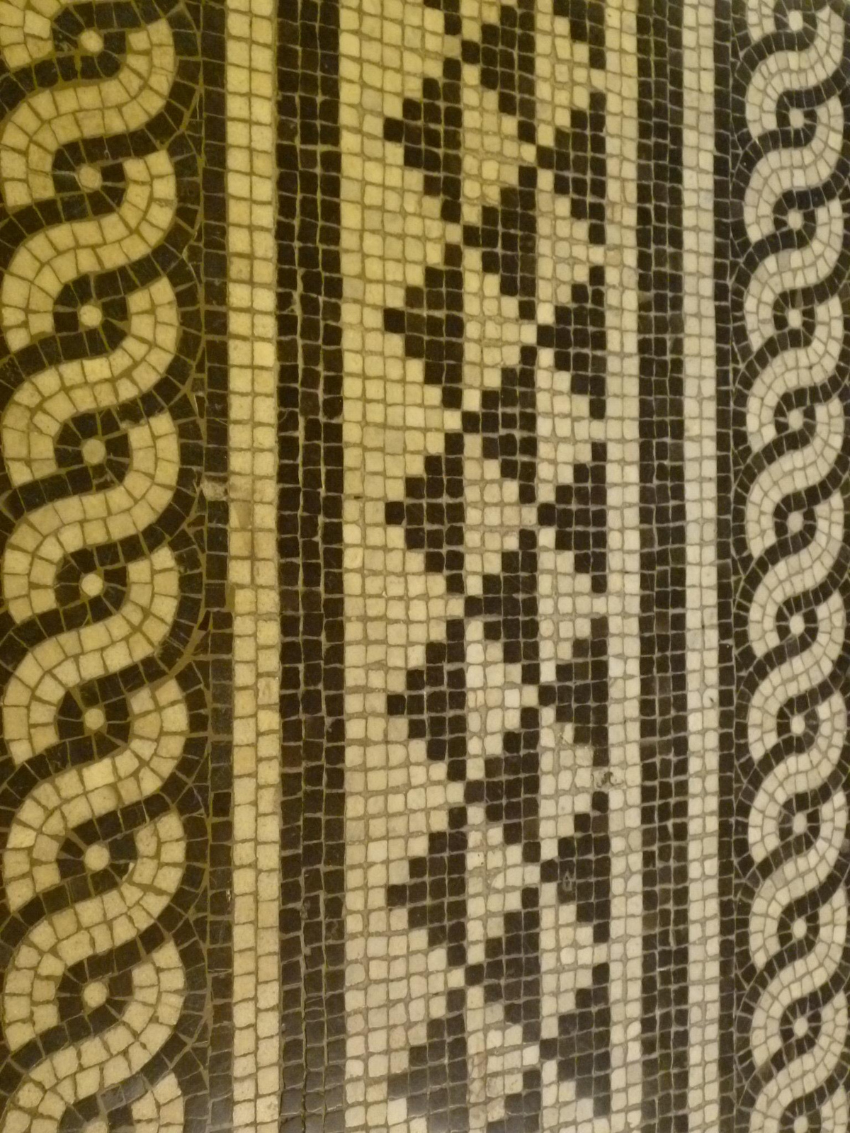 Fekete-fehér mozaikos padló