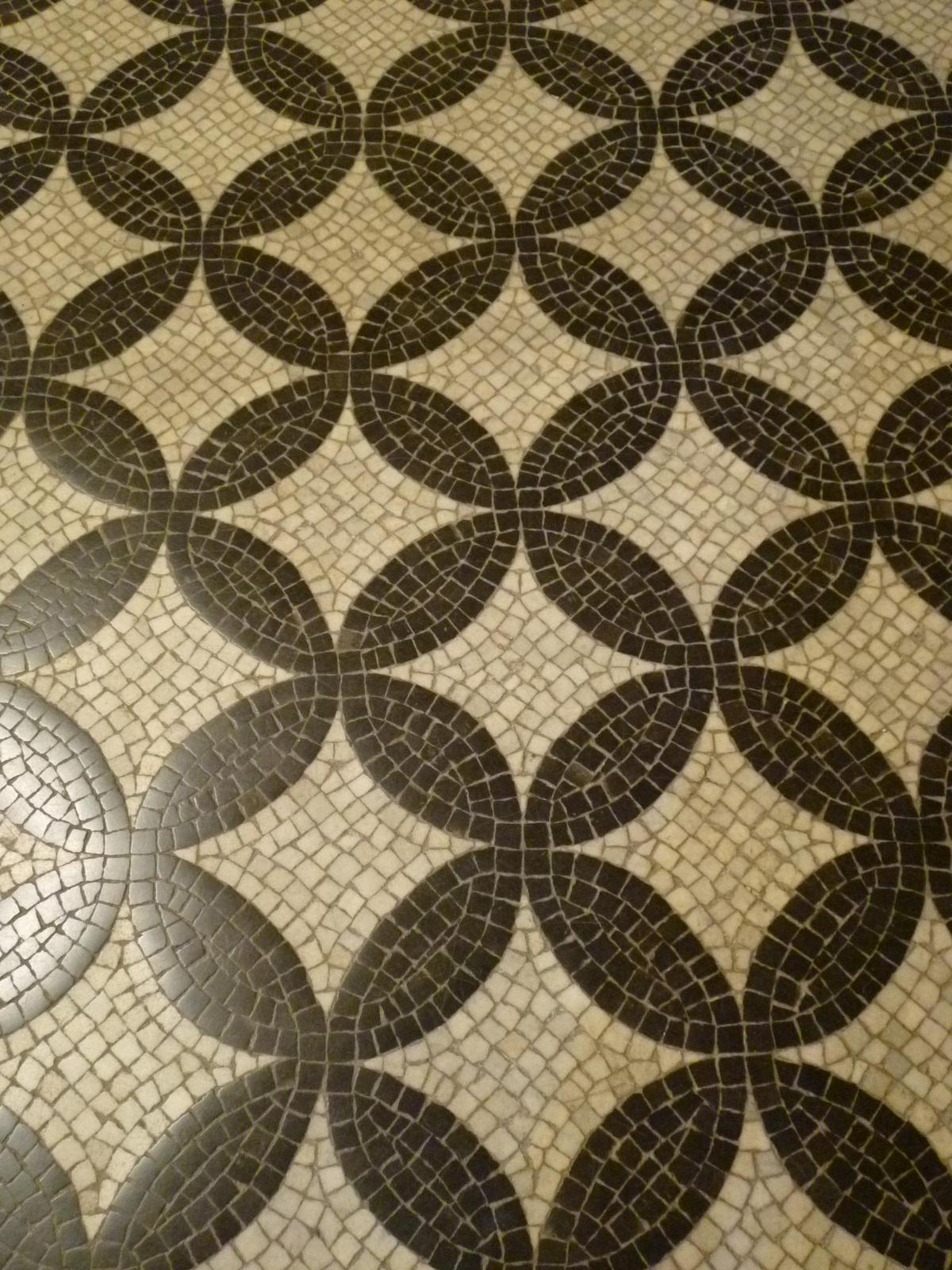Fekete-fehér mozaikos padló