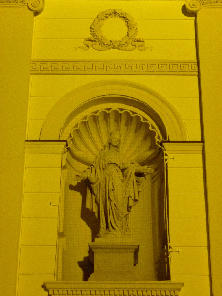 Kőfülkében Mária szobra