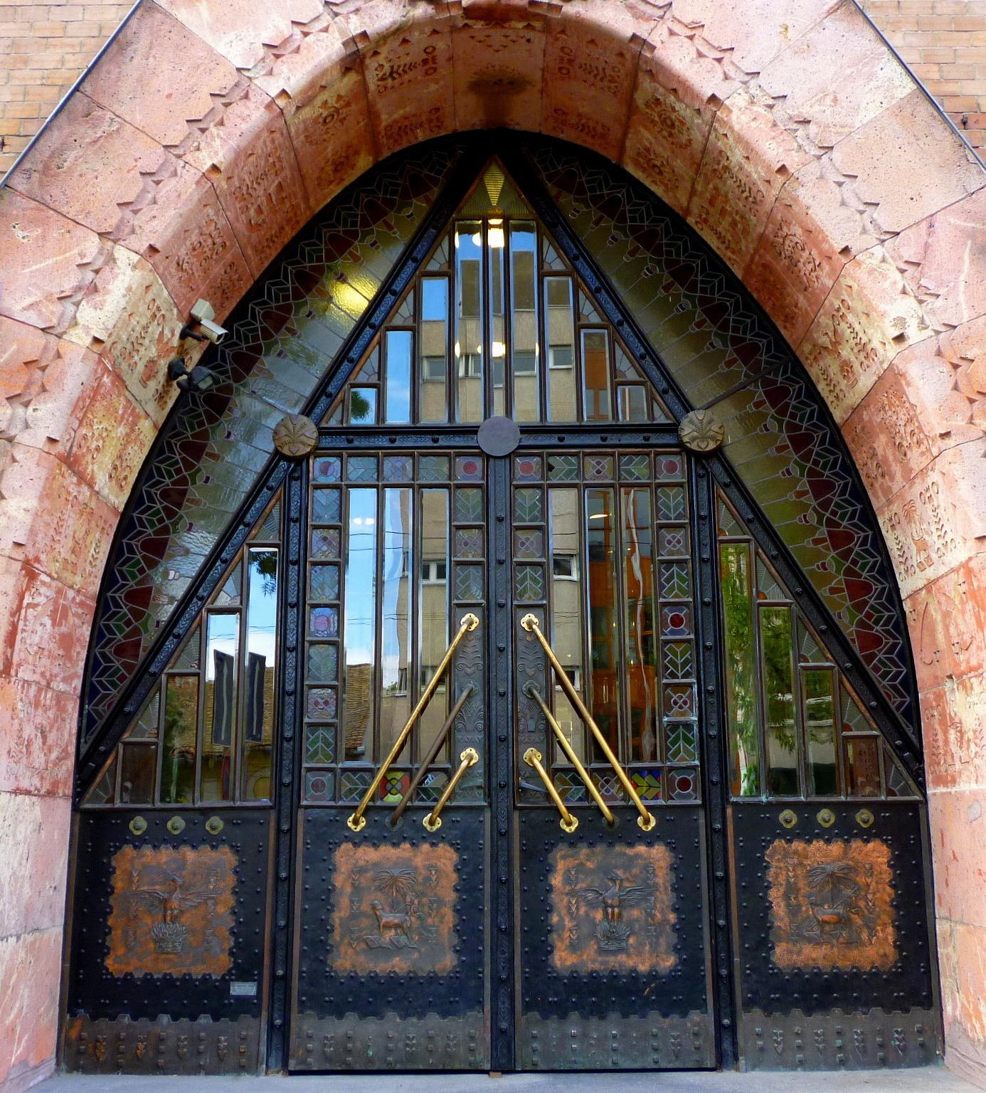 A bejárat gyönyörű bronzkapuja
