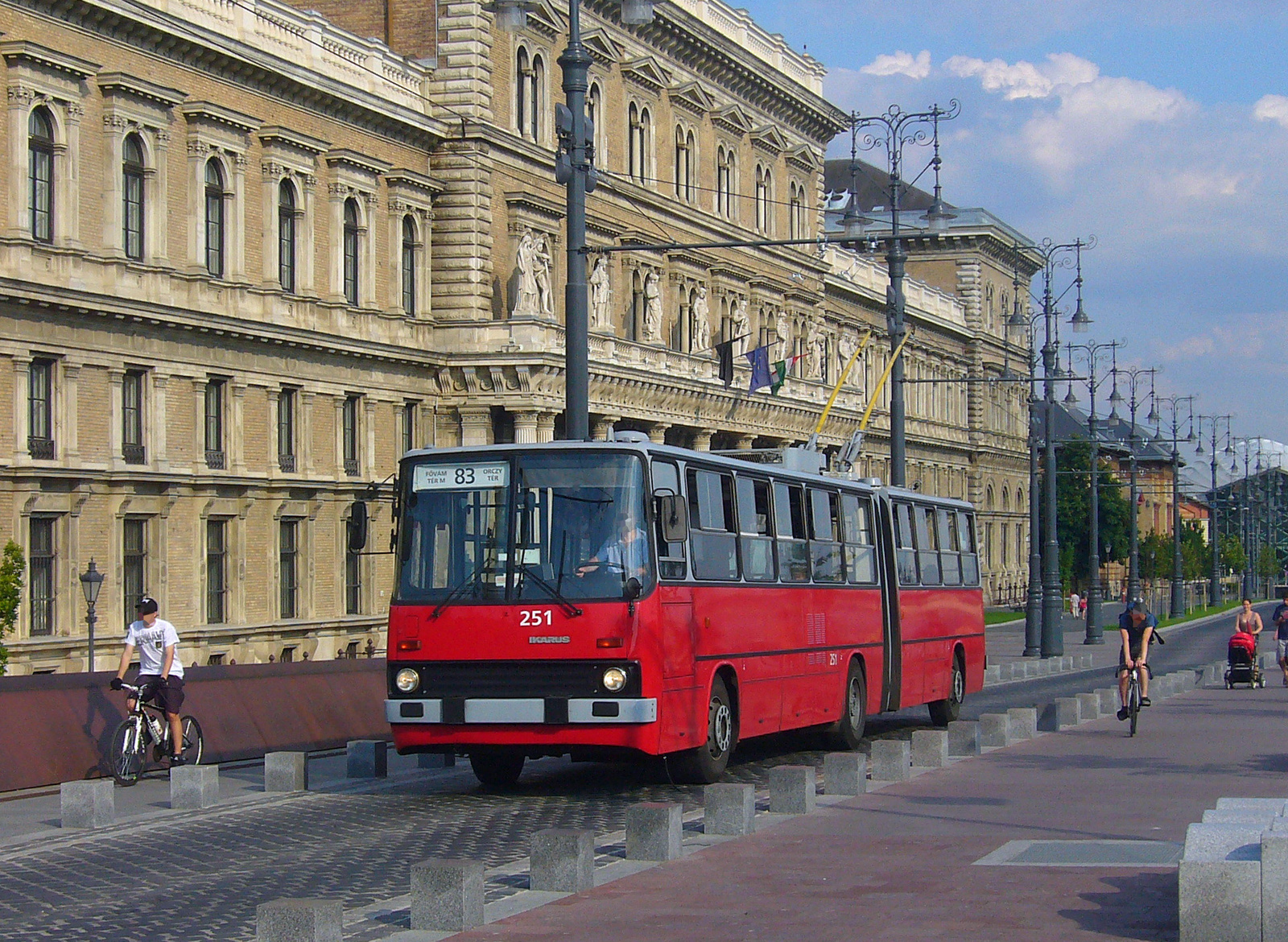 Budapest, Fővám tér - Ikarus 280T 251