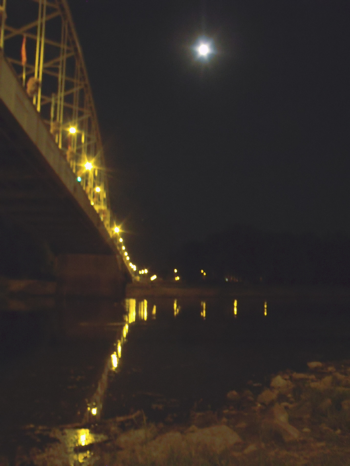 Belvárosi Híd fényei teliholddal tükörben