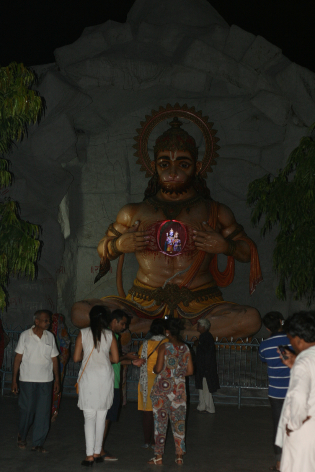 Rishikesh, Parmath Nikatan, Hanuman