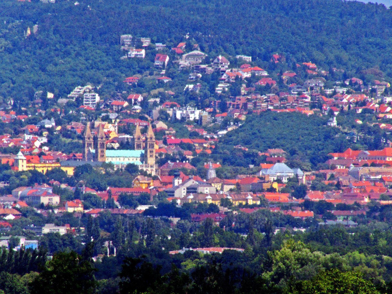 Pécs belvárosa Keszűből nézve