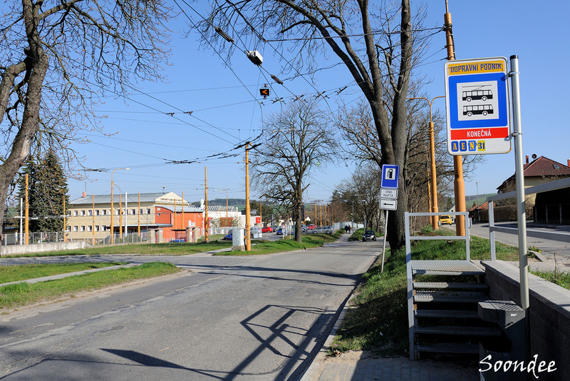 Dopravní podnik végállomás. Balra a végállomási hurok, míg egyenesen a telephely.