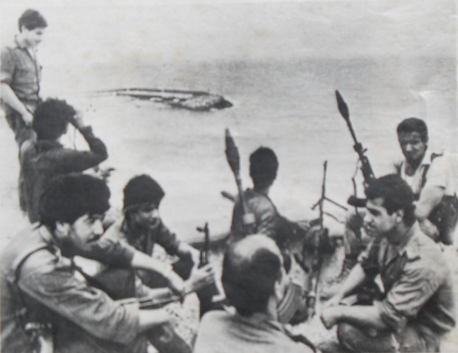 Palesztinok 1982-ben magyar AMP puskagránát lövő fegyverekkel