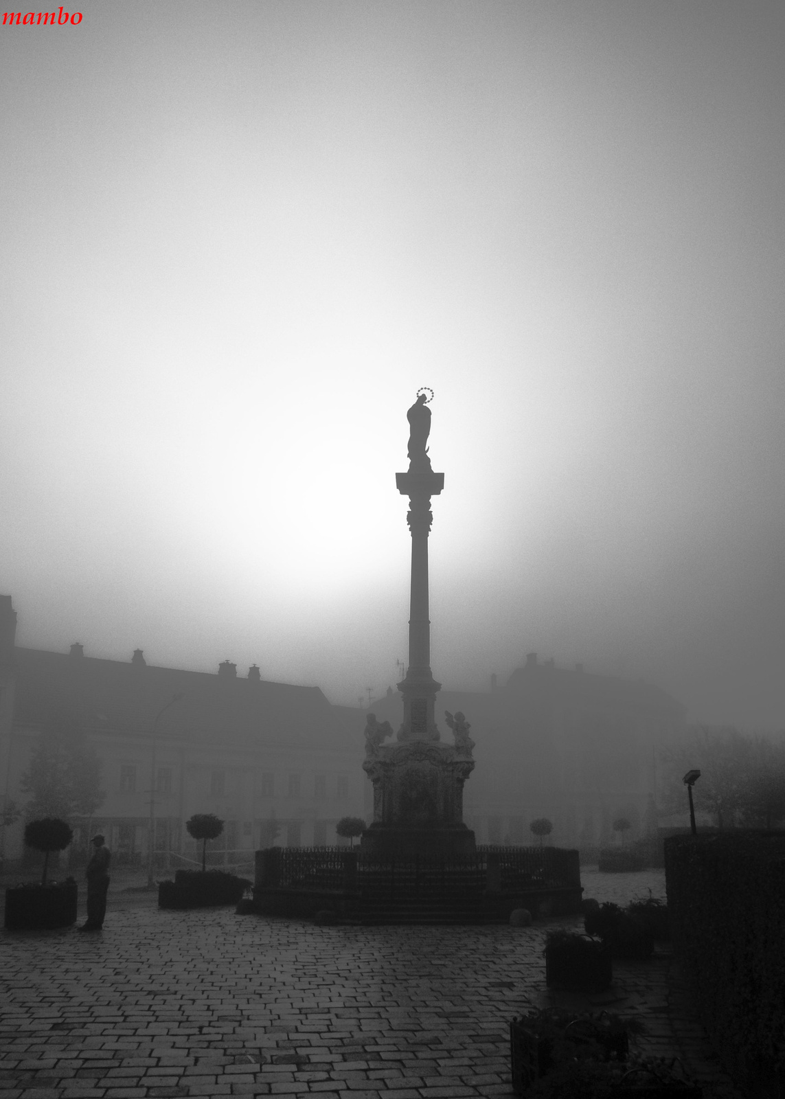Mária szobor a ködben