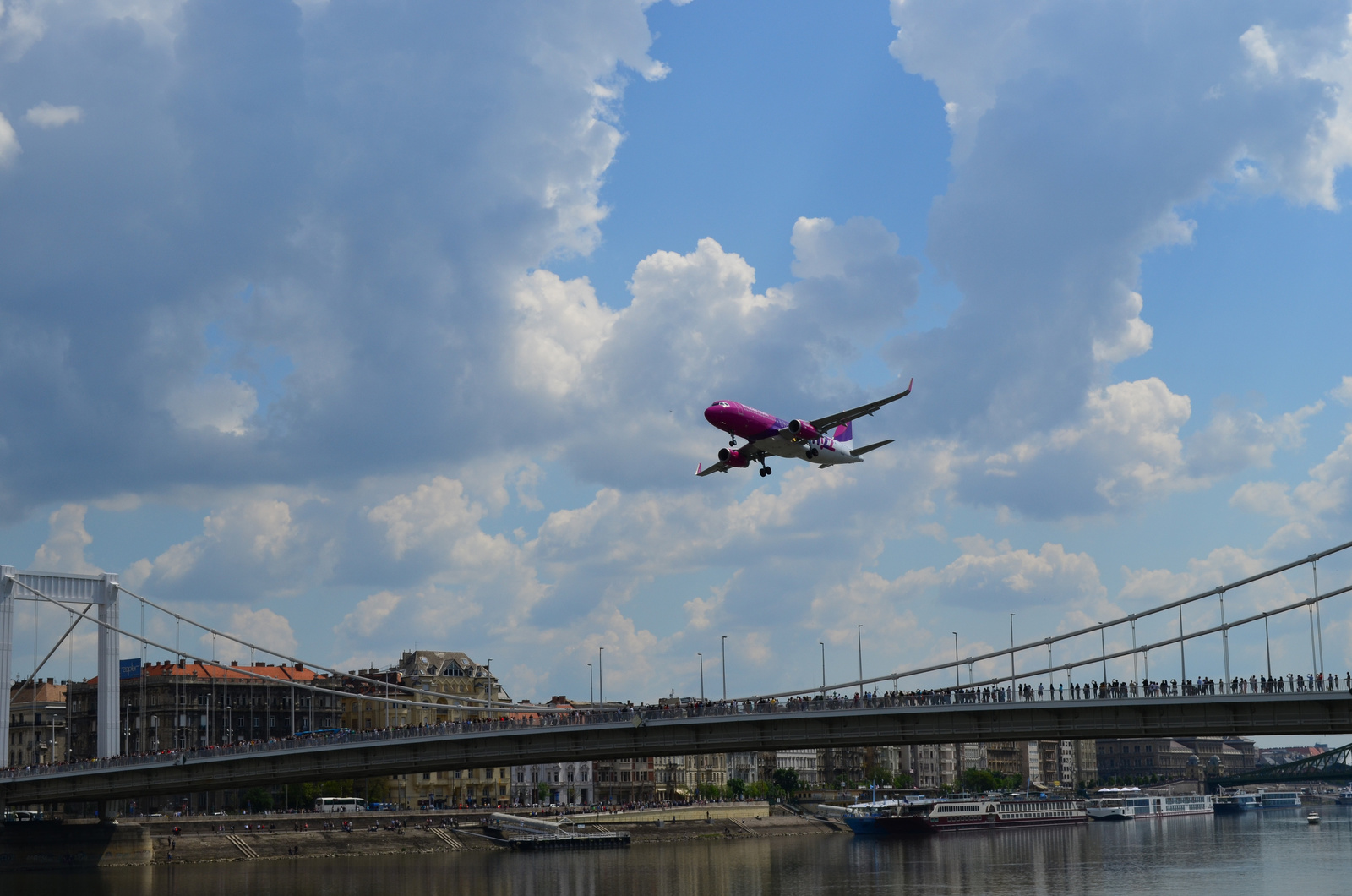 Wizzair az Erzsébet híd felett