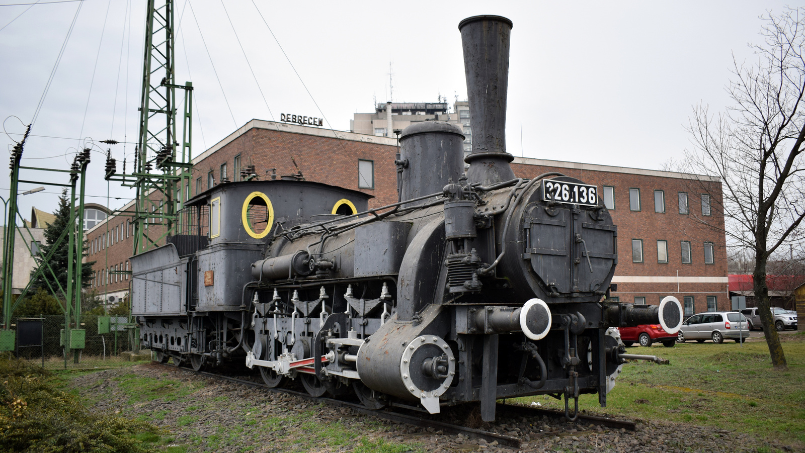 326 136 (szobor gözös)