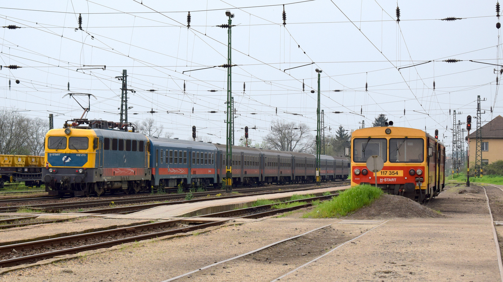 8005 425 (Fecske) vezérlőkocsi+432 373 (Fecske) szili , 117 354 