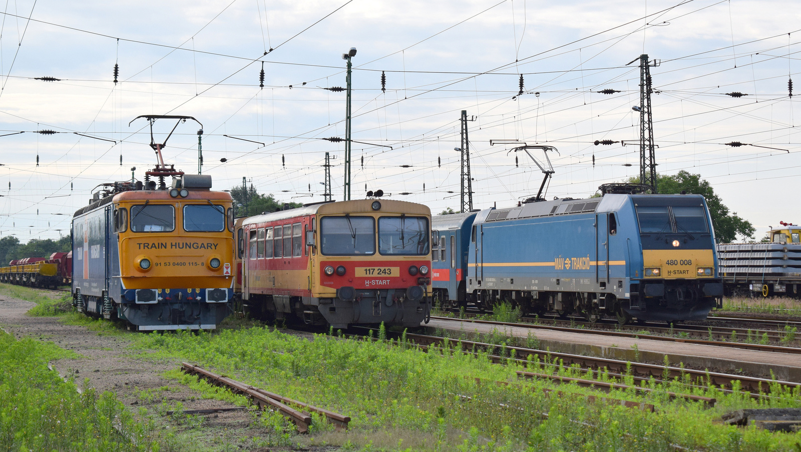 400 115 (T H) Csaurusz , 117 243 (Bz), 480 008 (Traxx)