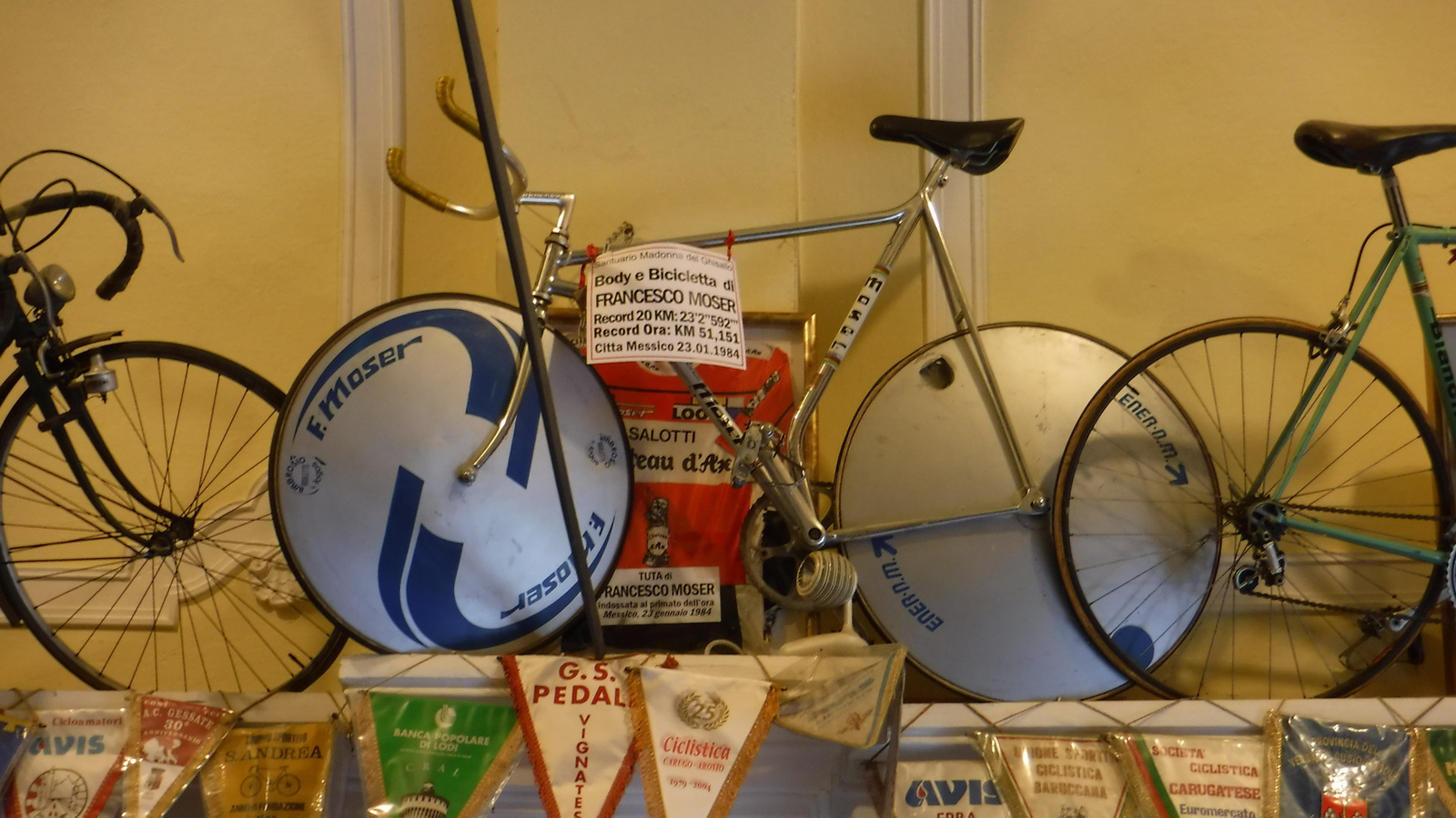 Kerékpár ereklyék a Ghisallo bringamúzeum