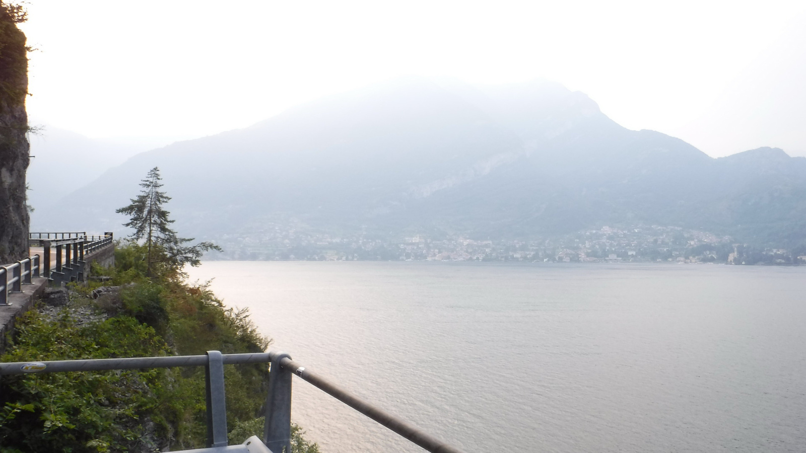 Kilátás a Comoi-tó nyugati hehyeire