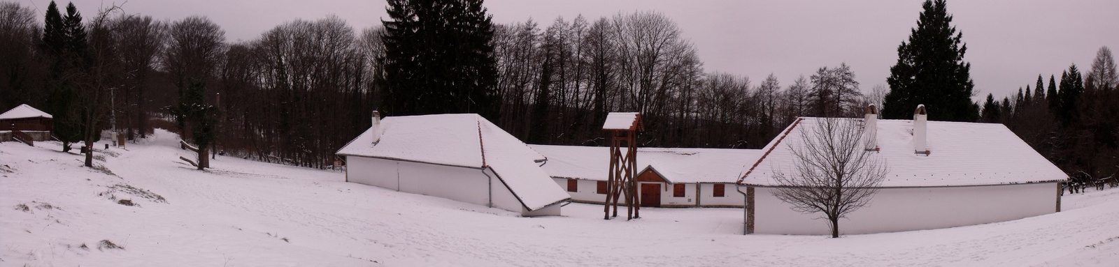 1501010099 Stájer-házak, balra a fedett pihenő