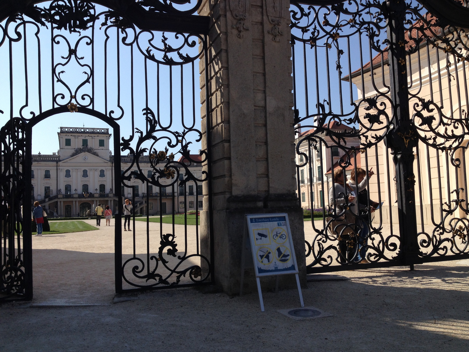 IMG 4425 Esterházy-kastély kapuja Fertőd Eszterházán
