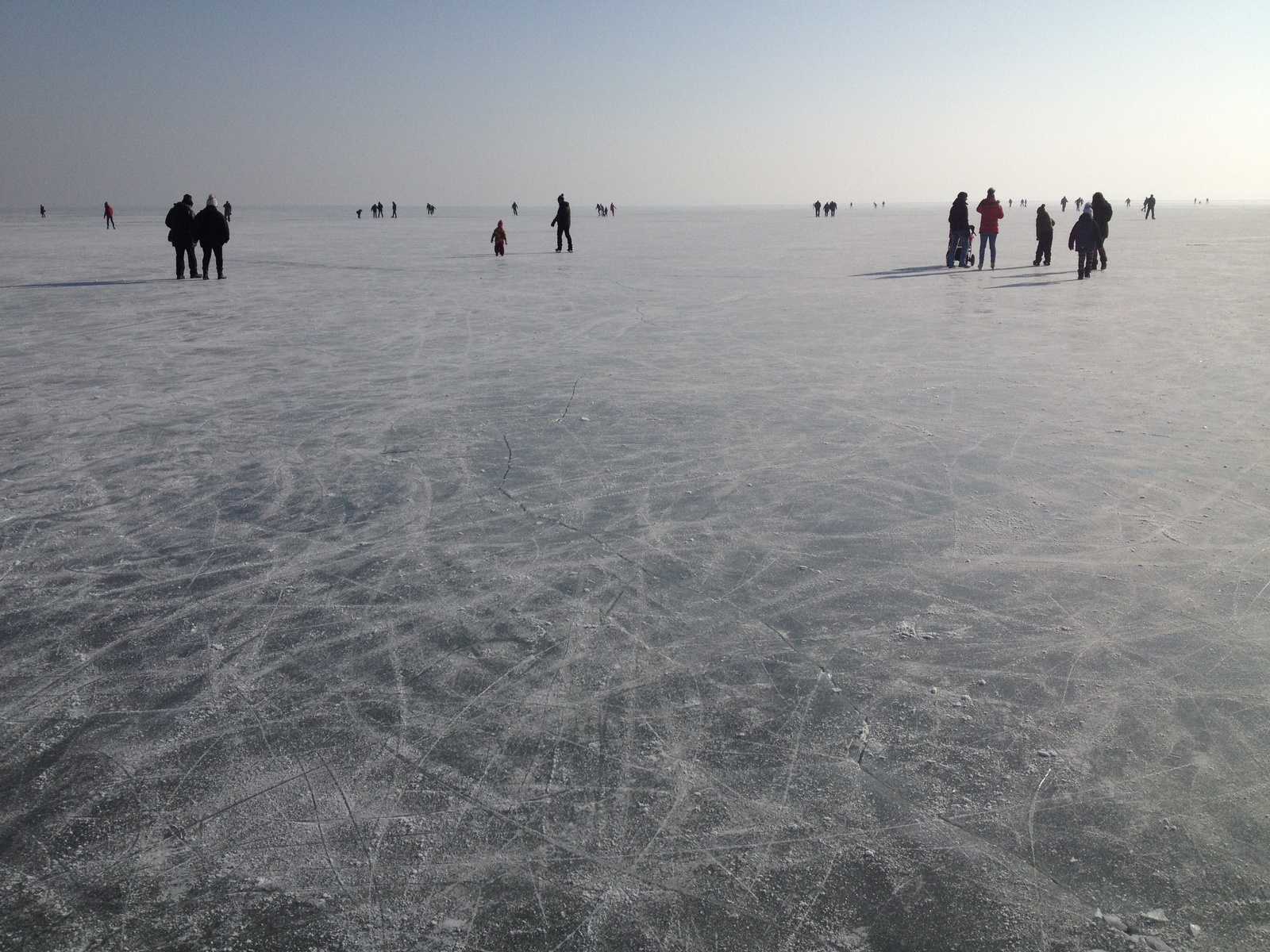 IMG 1309 Sokan csak sétáltak a vastag jégen