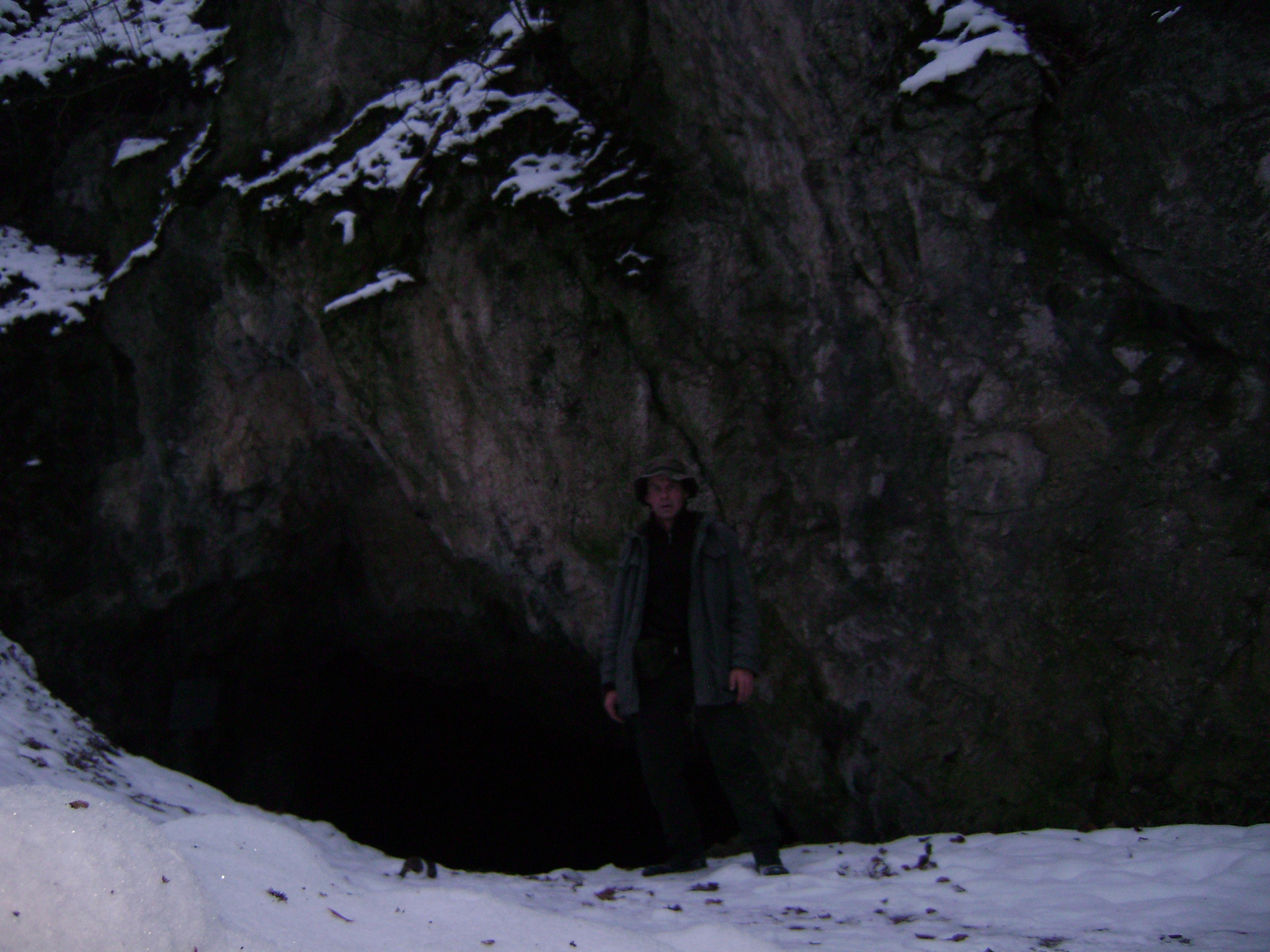 PICT0195 Feri az Odvaskő-barlang előtt 2007 december 22-én