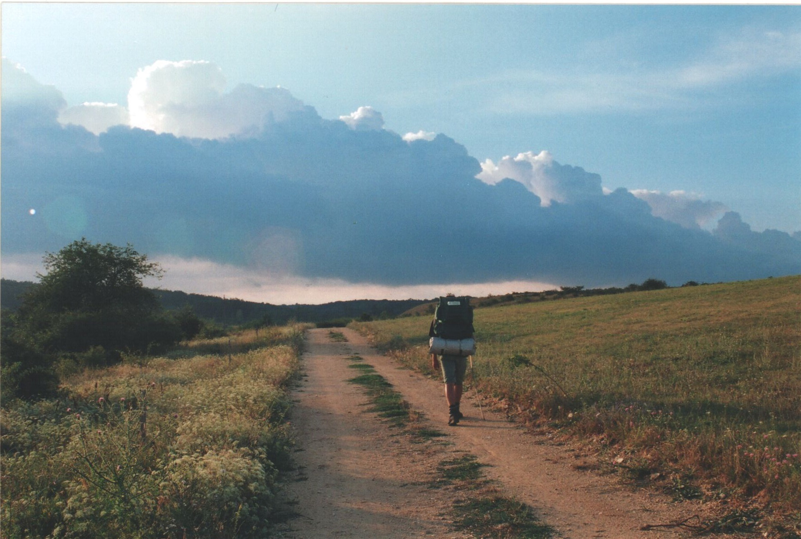 226 Gántot elhagyva, legelők közt gyülekező felhőkkel 2004-07-29
