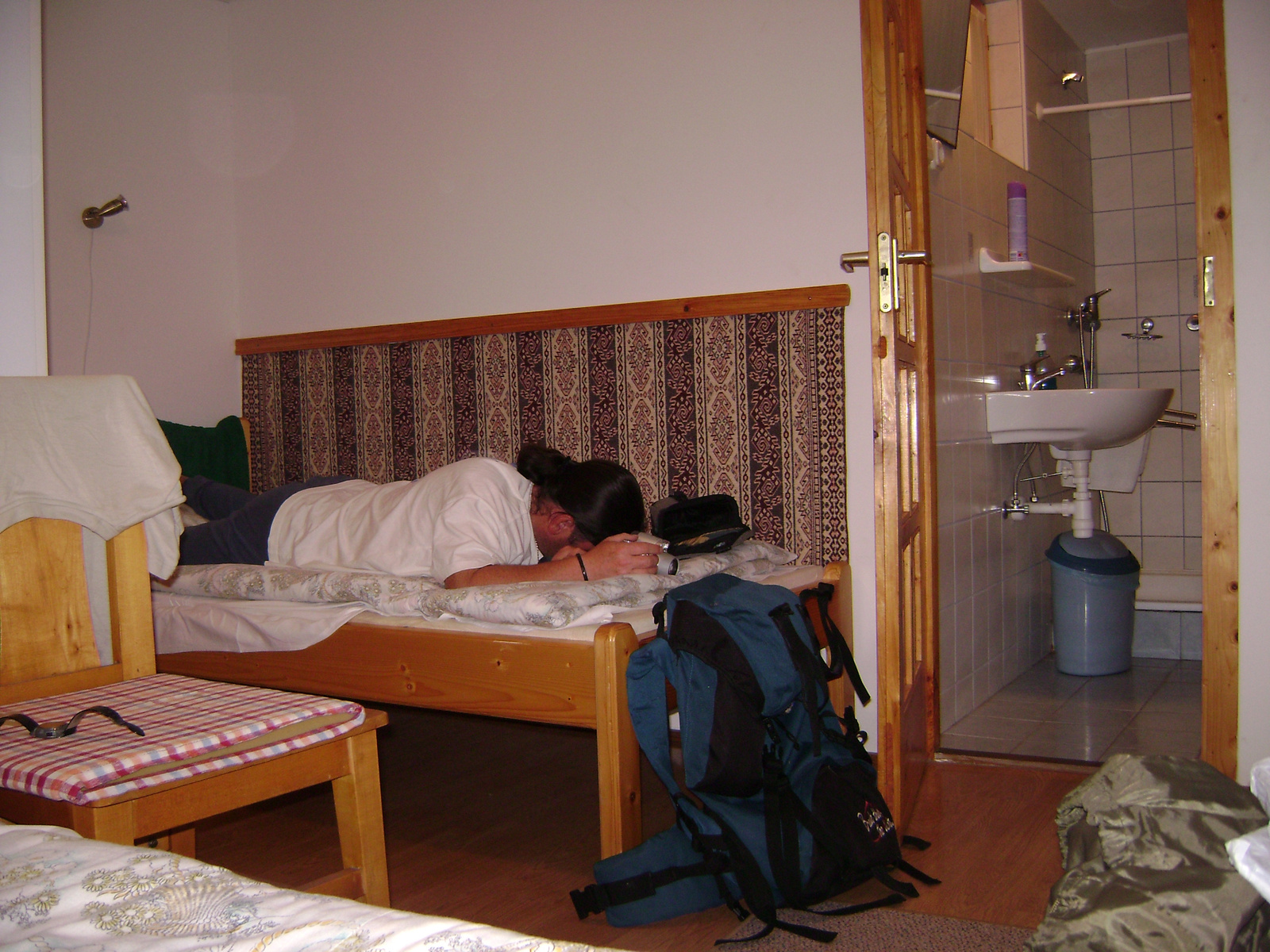 441 Koronaőr vendégházban elalszom fénykép nézegetés közben