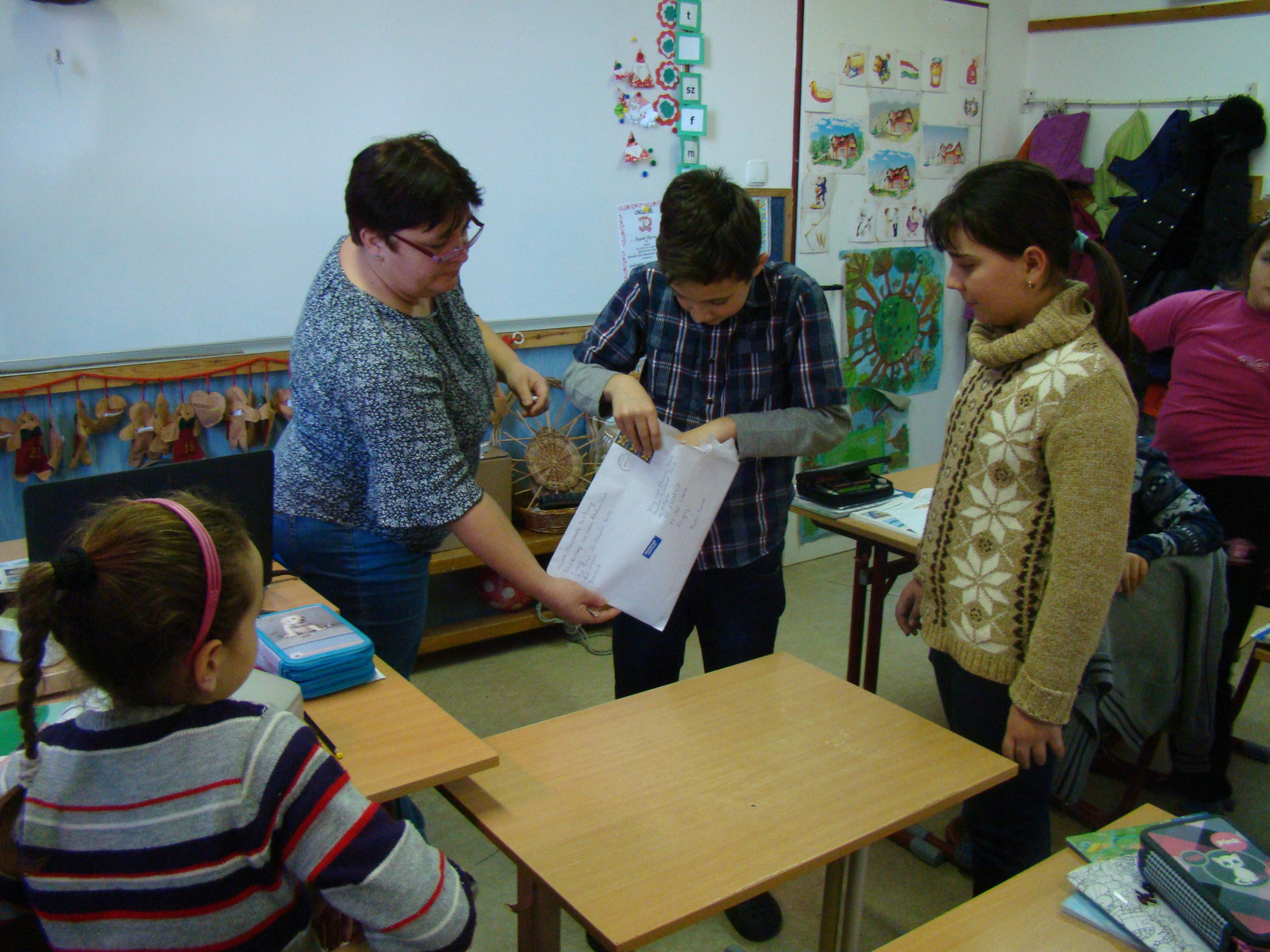 A 4.b osztály tanulói megkapták a könyvjelzőket Romániából