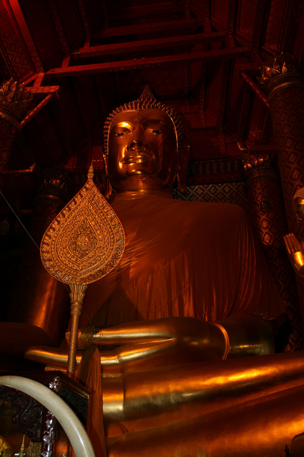 Buddha bódhifalevéllel